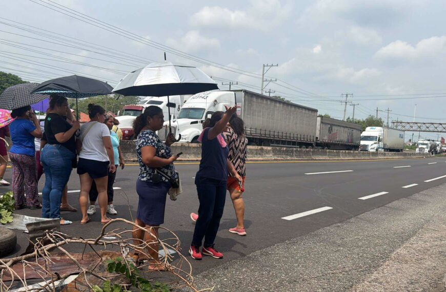 Padres de familia bloquean carretera Villahermosa-Frontera para exigir restitución de maestra