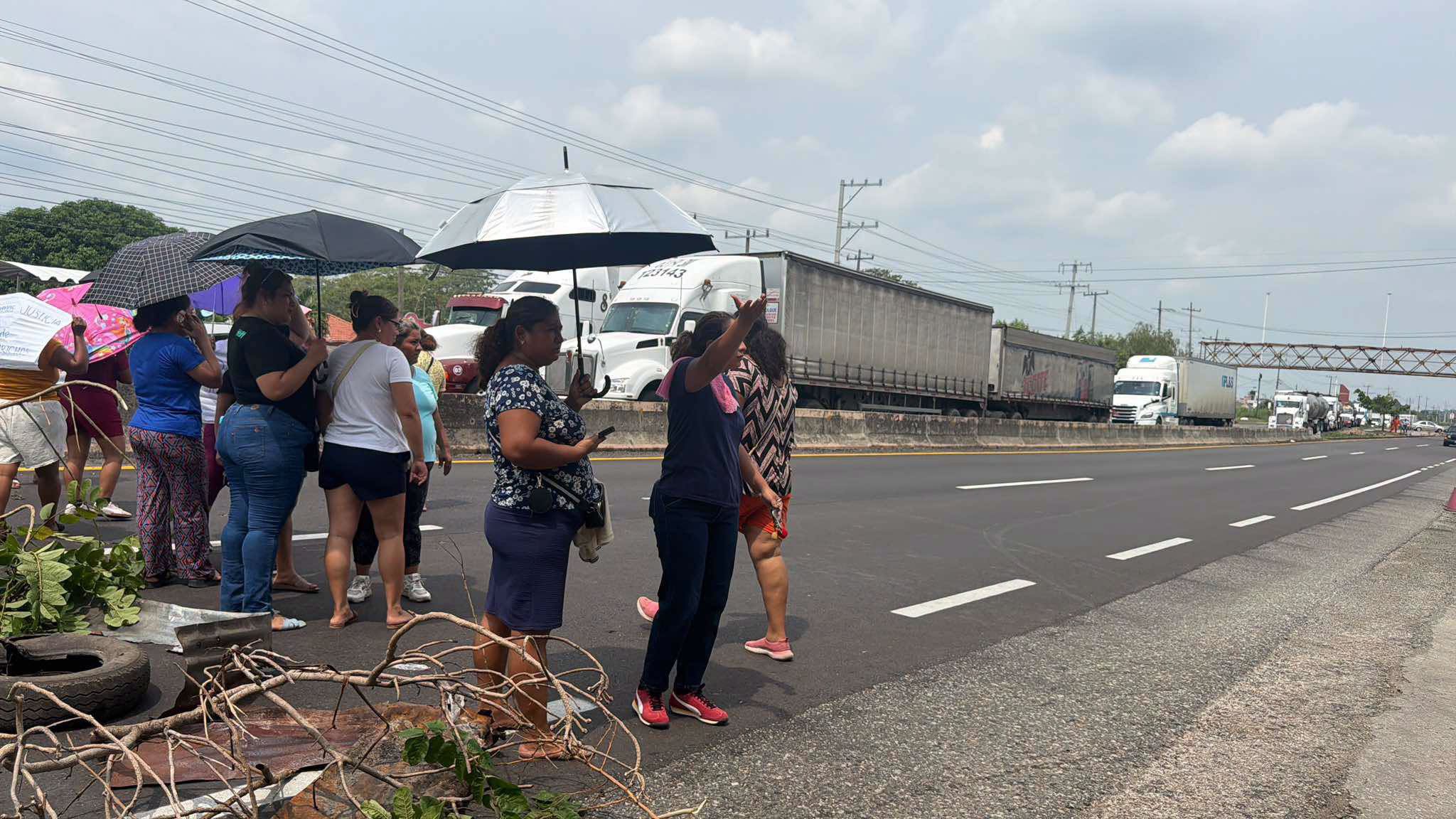 Padres de familia bloquean carretera Villahermosa-Frontera para exigir restitución de maestra