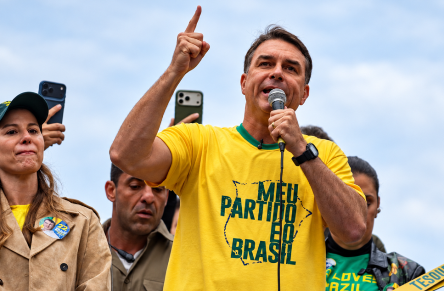 Flávio Bolsonaro se retracta de autoproclamación como presidente electo y se declara líder opositor desde EE.UU.