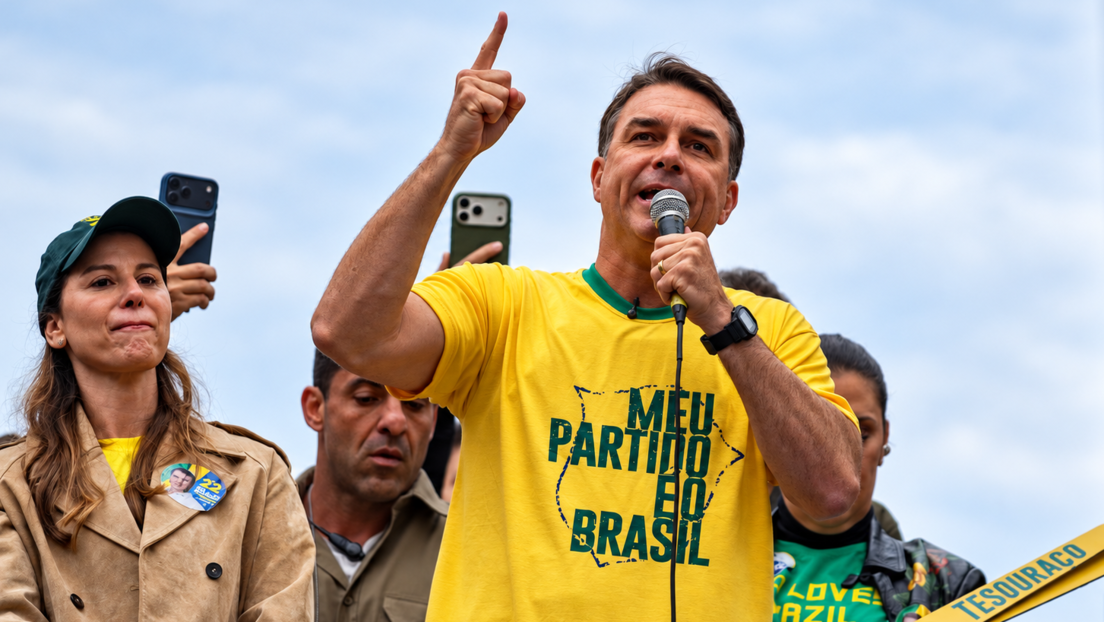 Flávio Bolsonaro se retracta de autoproclamación como presidente electo y se declara líder opositor desde EE.UU.