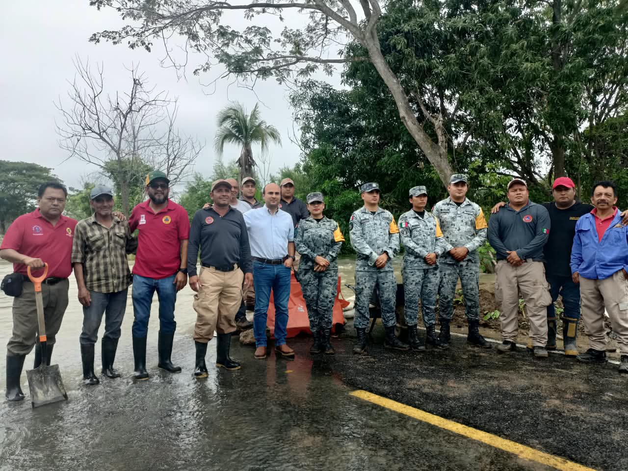 Refuerzan bordo de contención en Teapa con 150 costales de tierra