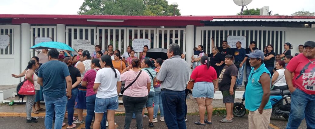 Cumplen tres días de cierre en primaria de Medellín y Madero; padres exigen reinstalar a maestra