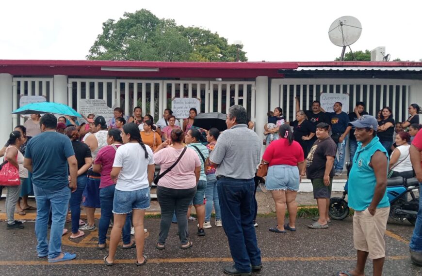Cumplen tres días de cierre en primaria de Medellín y Madero; padres exigen reinstalar a maestra