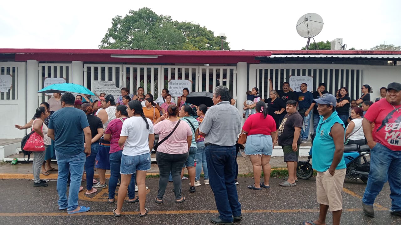 Cumplen tres días de cierre en primaria de Medellín y Madero; padres exigen reinstalar a maestra