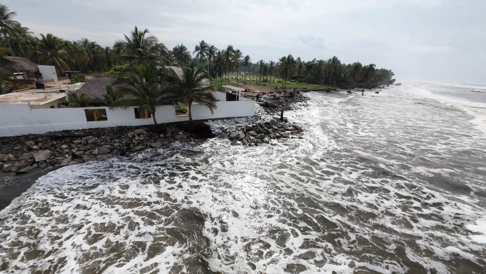 Avanza el mar sobre Tabasco; 10 comunidades de Paraíso, afectadas