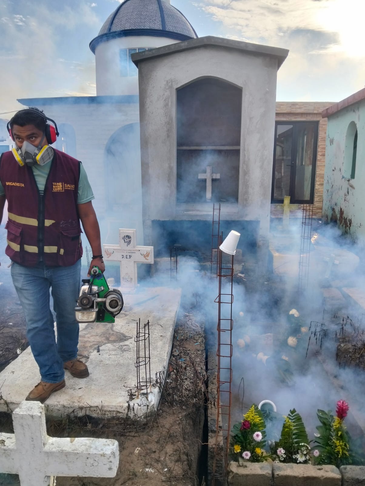 Fumigan 271 panteones contra el dengue en Tabasco