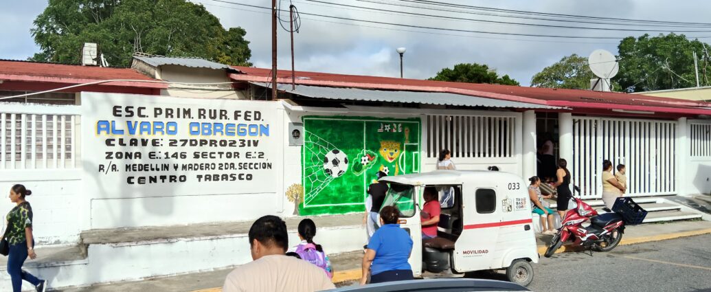 Reanudan clases en la primaria Álvaro Obregón tras conflicto por retiro de una maestra