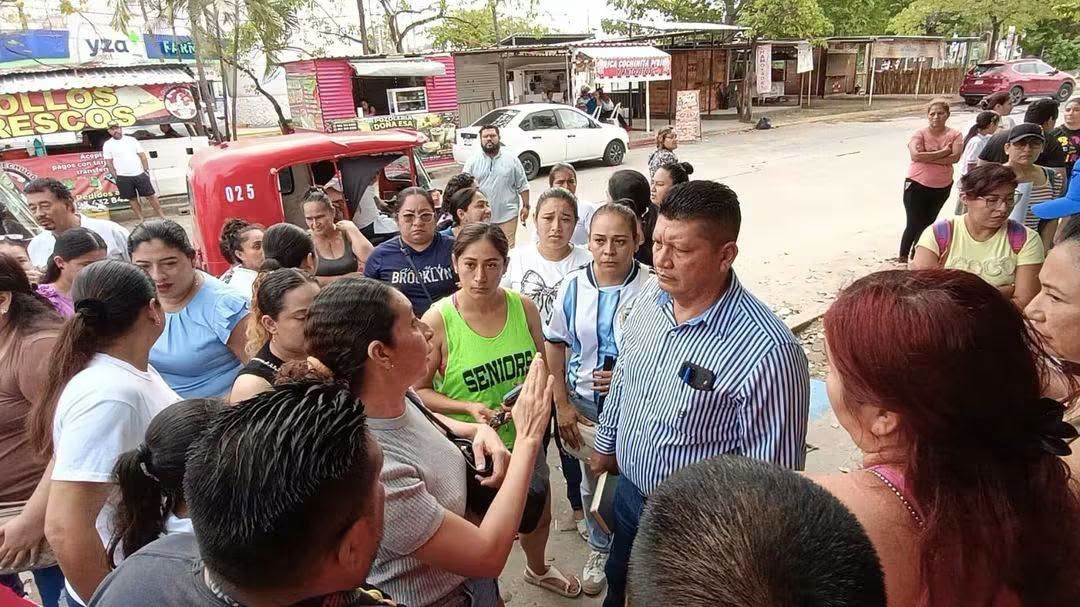 Toman primaria en Pomoca; exigen destitución de directora por presuntas irregularidades