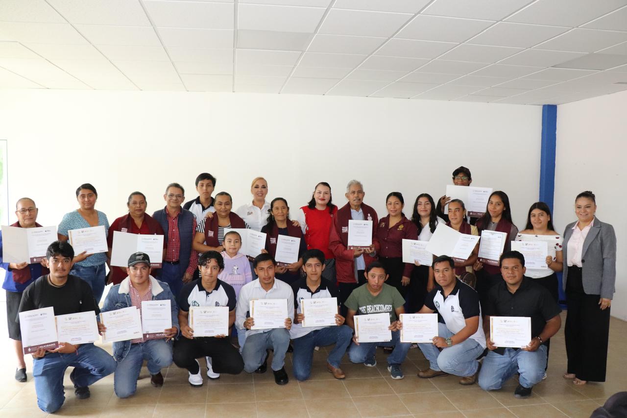Reconocen a 17 estudiantes por alfabetizar en Huimanguillo