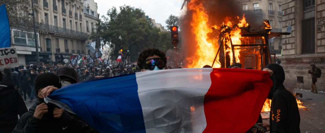 Francia: 1,800 detenidos y 500 policías heridos durante protestas por el alto costo de vida