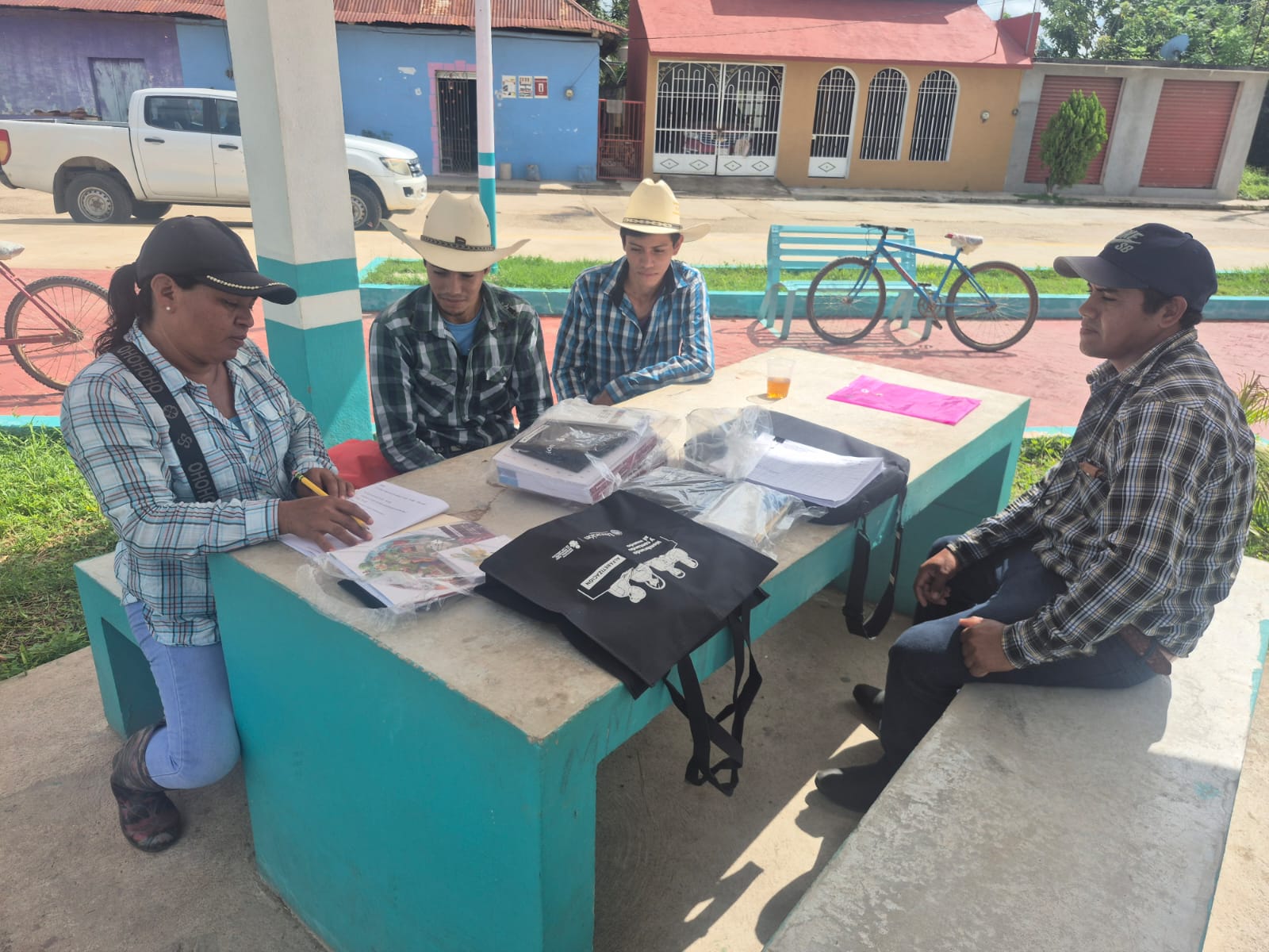 Familia de Balancán cruza el Usumacinta para aprender a leer y escribir