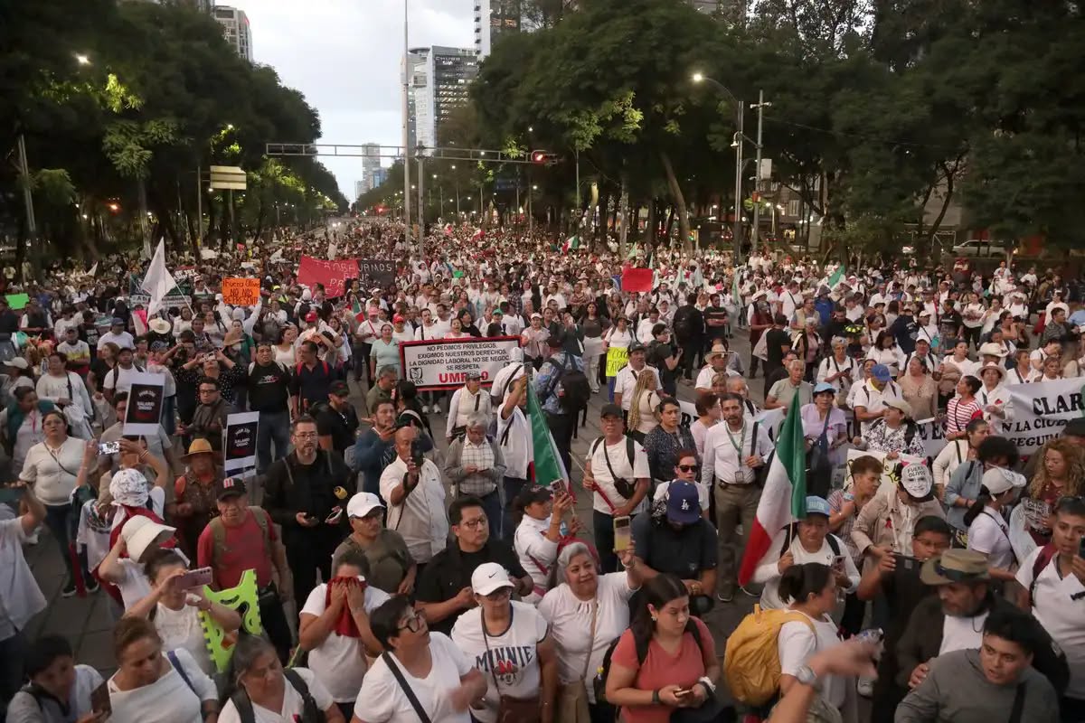 Marchan trabajadores del IMSS contra aumento salarial de 2.9%; exigen insumos y la salida de su líder sindical
