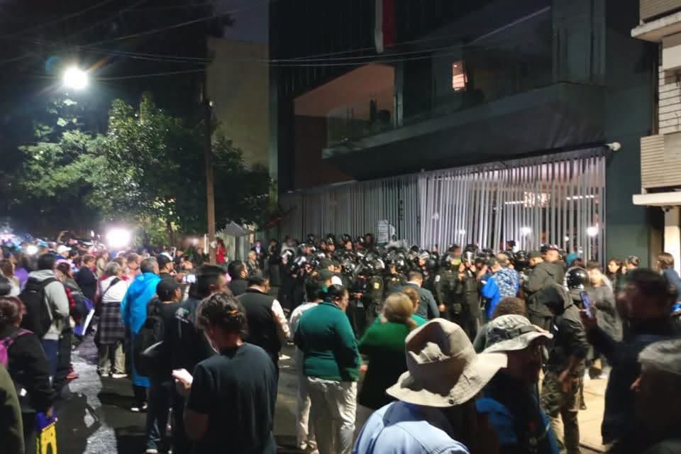 Trabajadores del IMSS acuerdan diálogo con dirigencia sindical tras protestas por aumento salarial