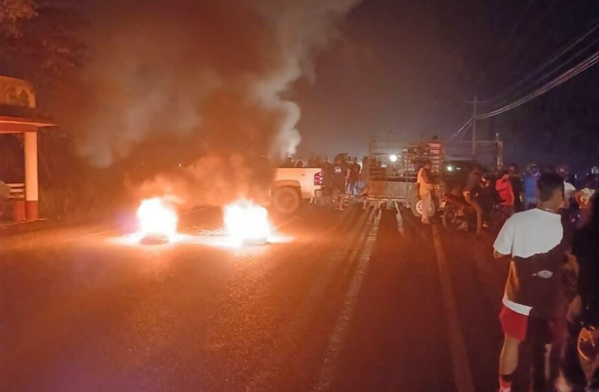 Bloquean carretera Jalapa–Villahermosa por más de 12 horas sin luz