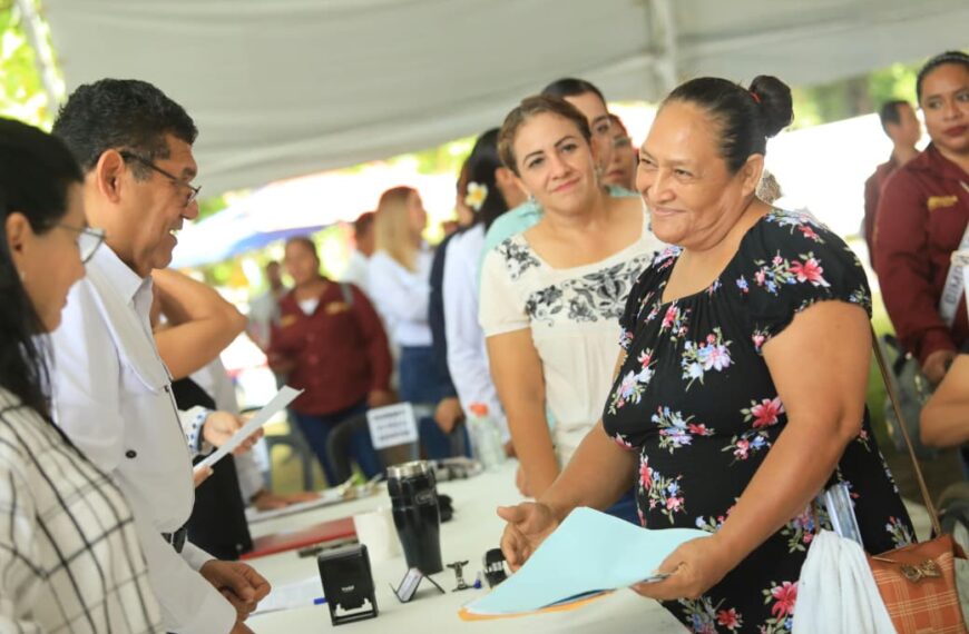 Regularizan predios de 400 familias en Centro; anuncian meta de 90 mil viviendas