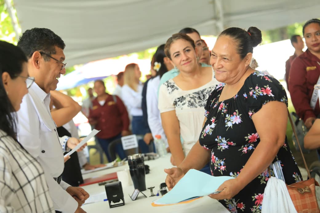Regularizan predios de 400 familias en Centro; anuncian meta de 90 mil viviendas