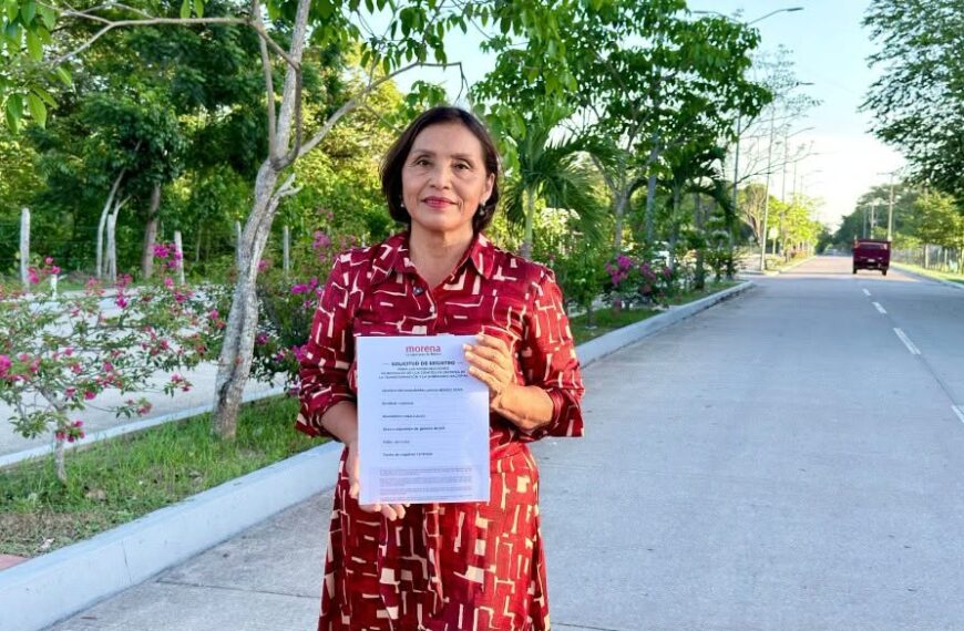 Lorena Méndez Denis se registra para buscar coordinación de Morena en Comalcalco
