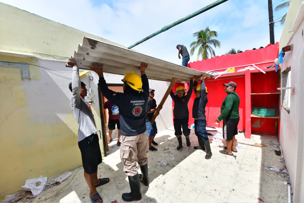 Continúa atención a familias afectadas por ingreso del mar en Chiltepec