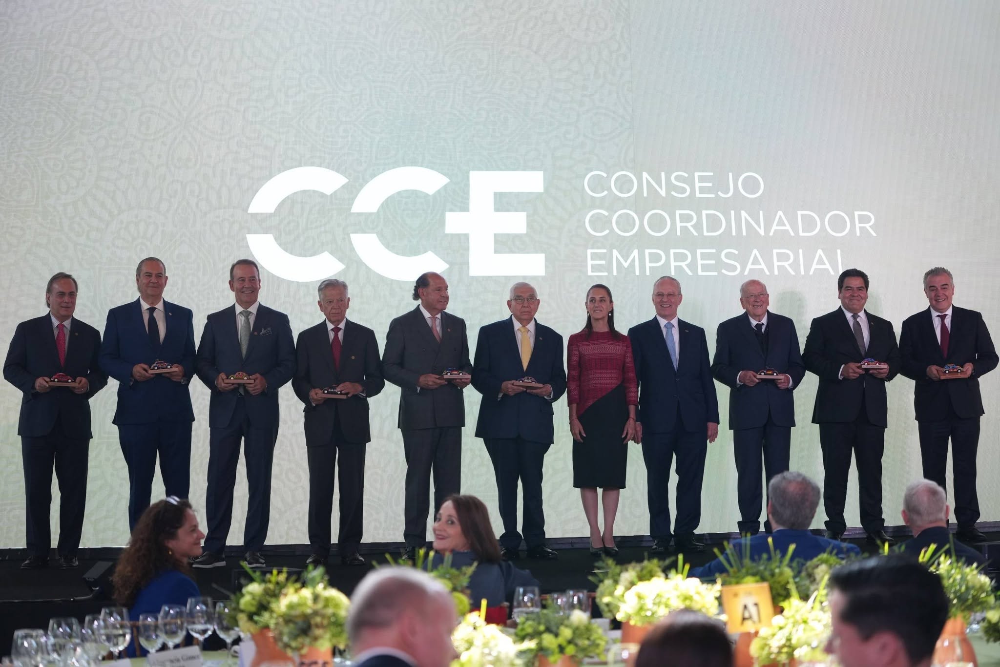 Sheinbaum anuncia inversión de 8.4 billones de pesos en infraestructura y condonación de multas fiscales