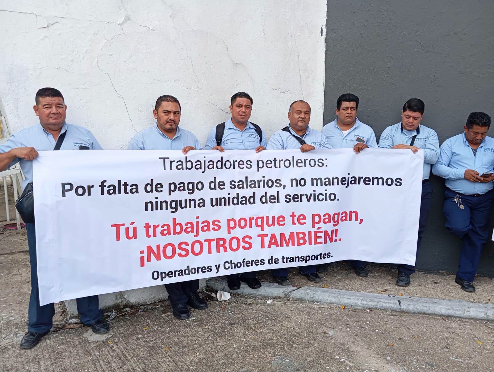 Amenazan choferes con suspender transporte a complejos petroleros por adeudos de Pemex