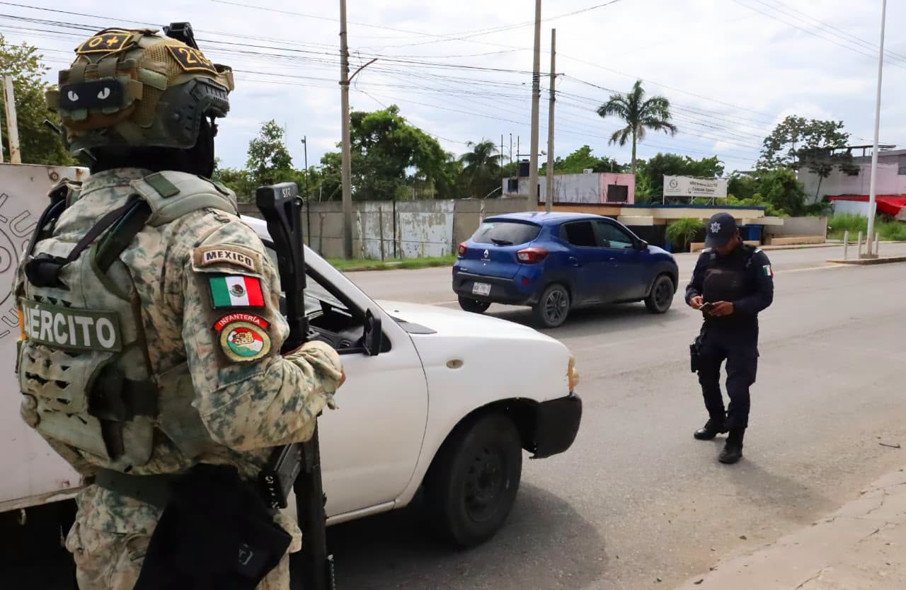 Detienen a presuntos asaltantes en Plaza Ankor de Villahermosa; les aseguran arma de fuego