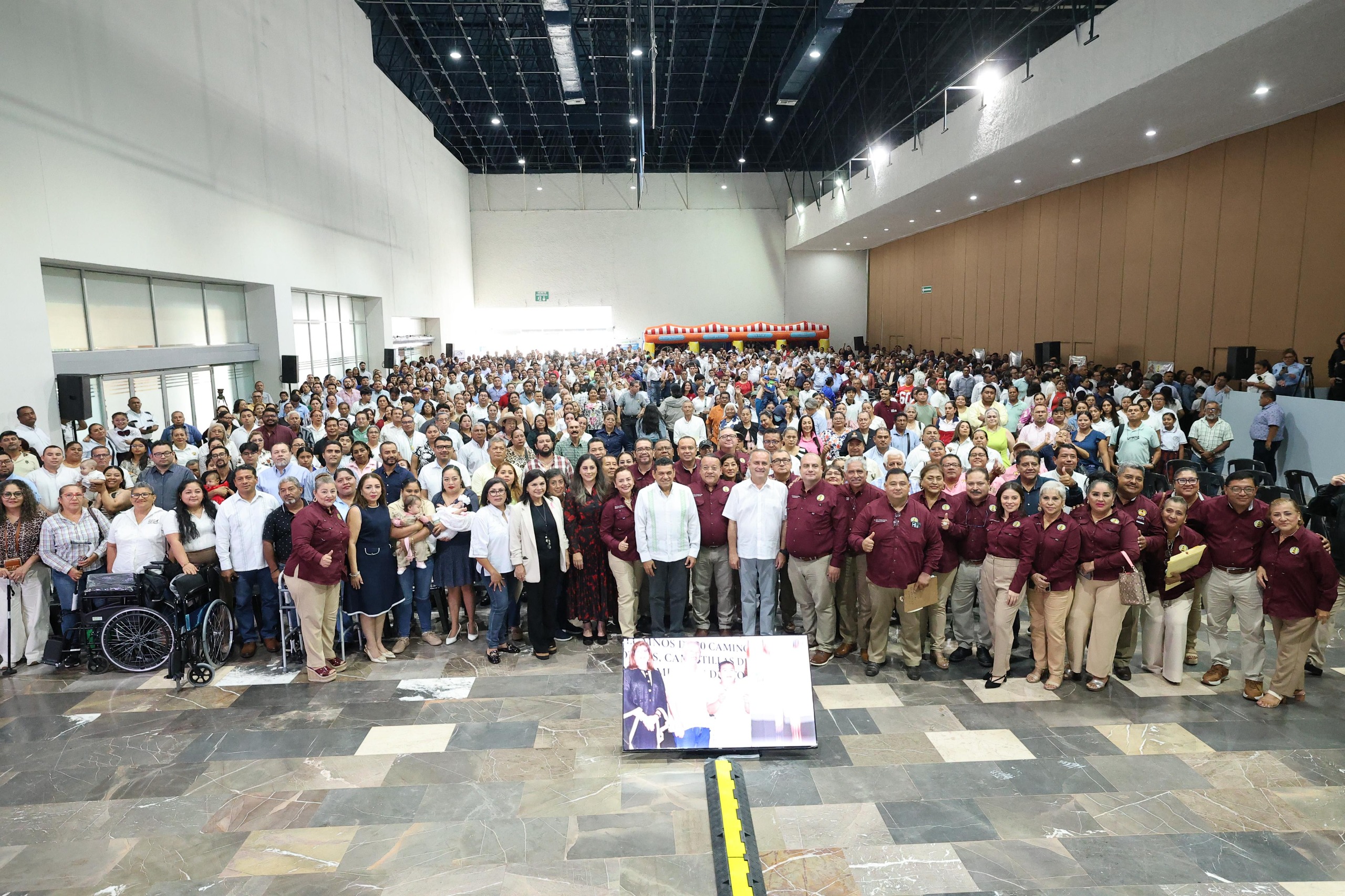 Gobierno de Tabasco entrega apoyos a trabajadores estatales y sus familias