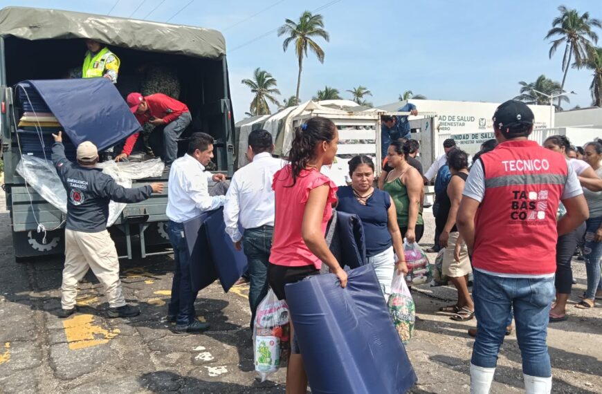Entregan apoyos a familias afectadas por el frente frío número 2 en Cárdenas