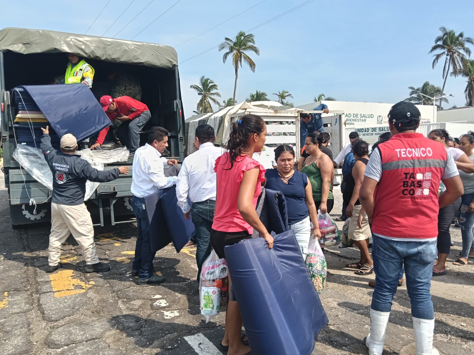 Entregan apoyos a familias afectadas por el frente frío número 2 en Cárdenas
