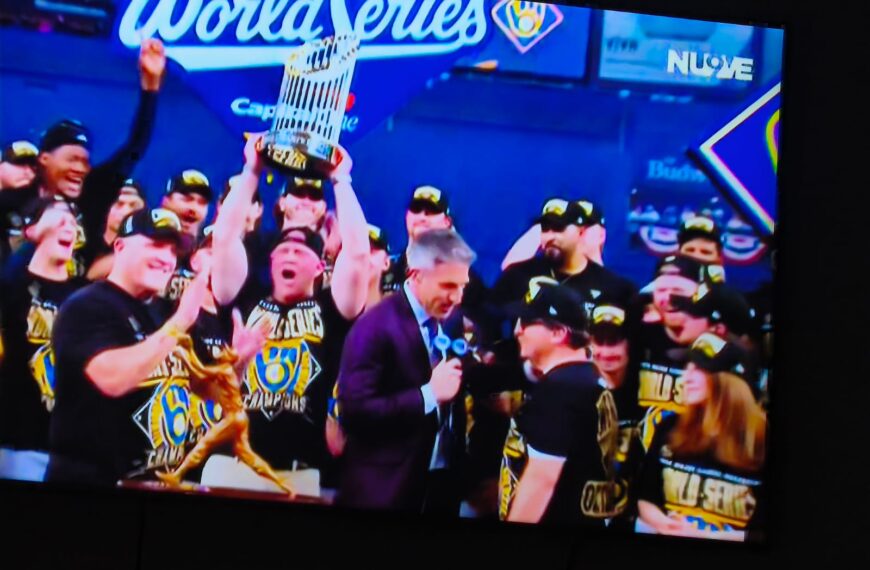 Tras 57 años de espera, Cerveceros de Milwaukee ganan a Tampa Bay la Serie Mundial de Béisbol…