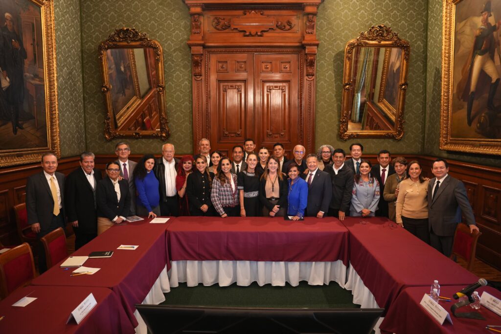En Palacio Nacional, con gobernadores y alcaldes del país, presidenta Claudia Sheinbaum evalúa avances del IMSS y Viviendas-Bienestar …