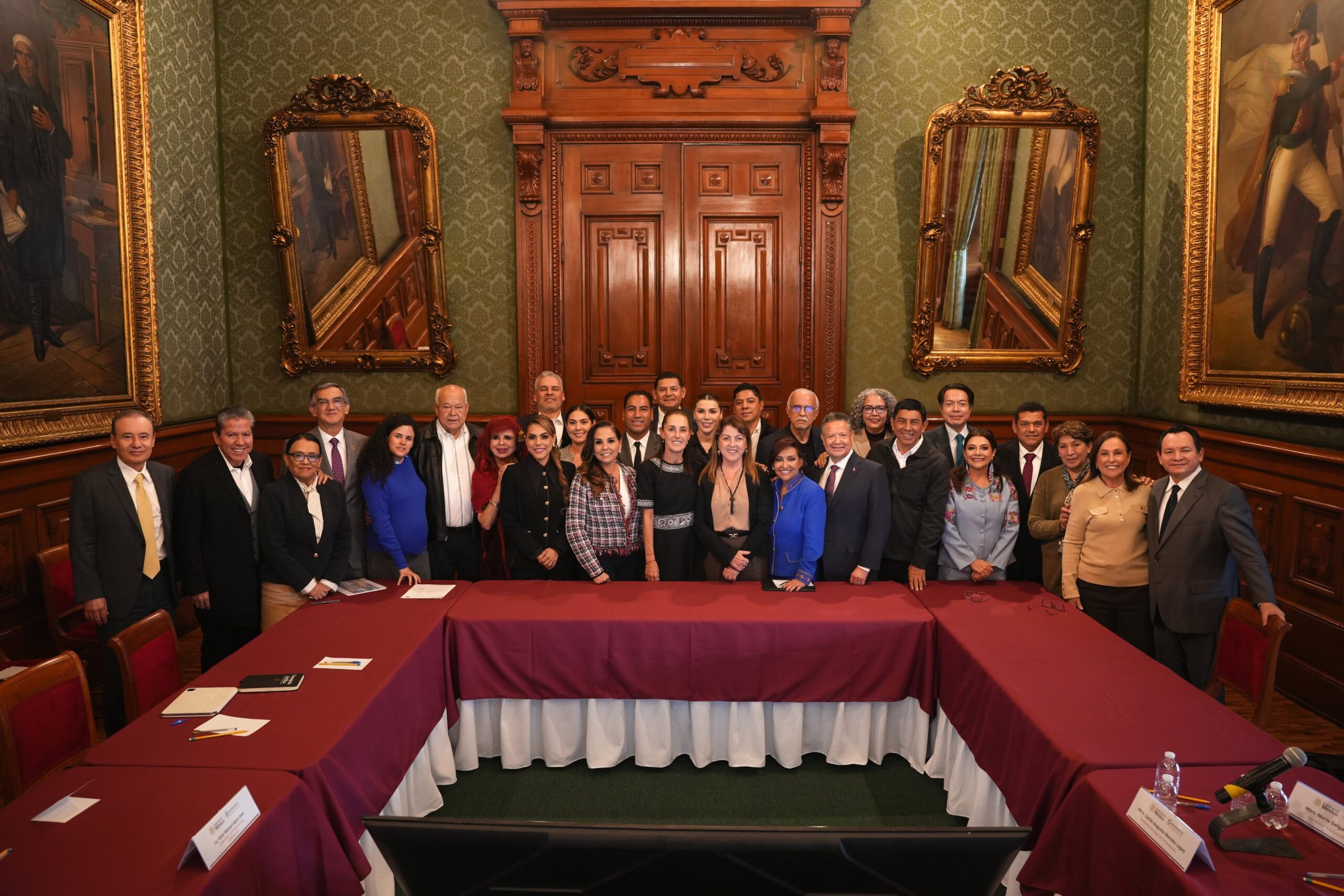 En Palacio Nacional, con gobernadores y alcaldes del país, presidenta Claudia Sheinbaum evalúa avances del IMSS y Viviendas-Bienestar …