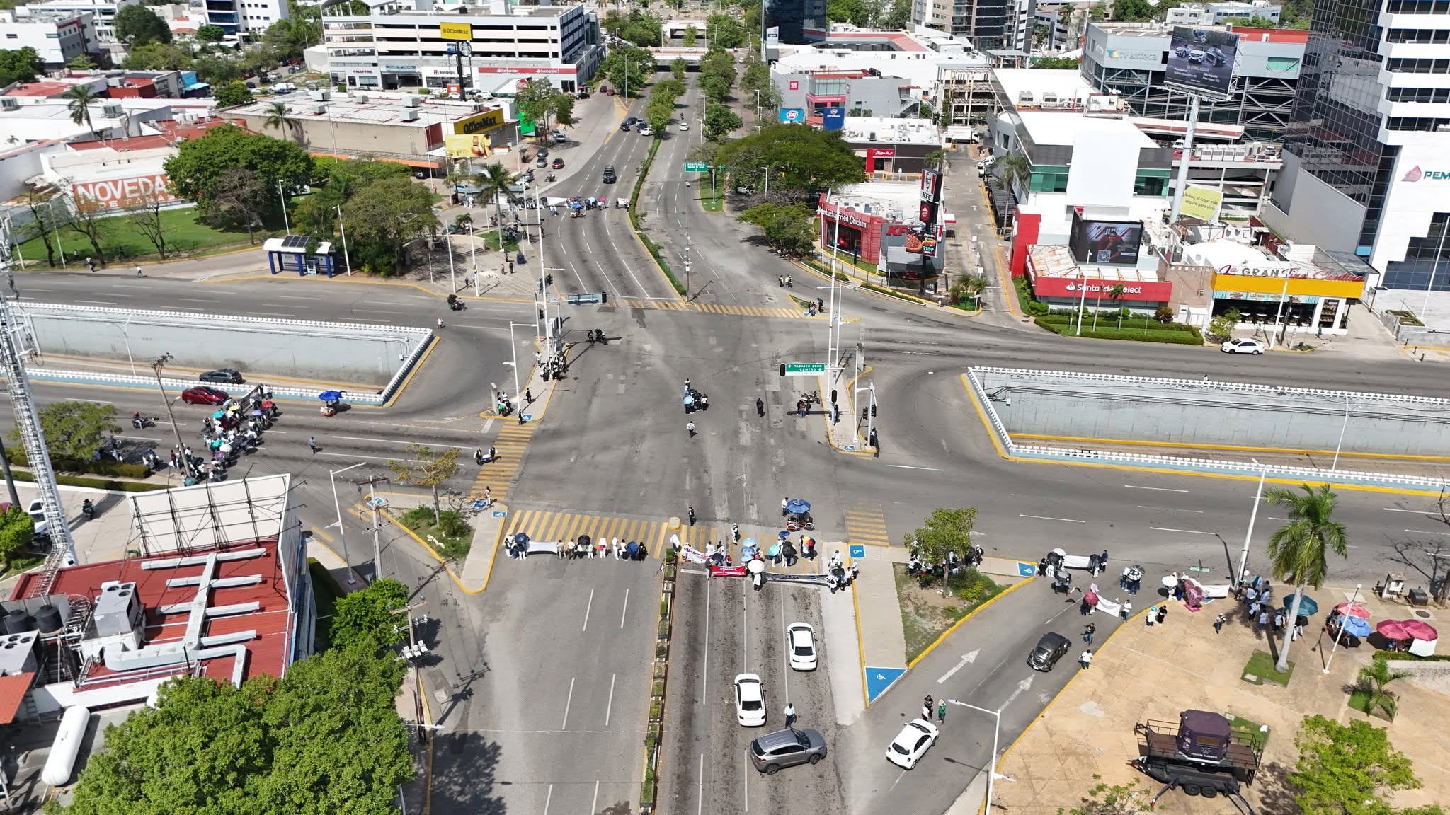 Bloquean Ruiz Cortines y Paseo Tabasco por demandas laborales