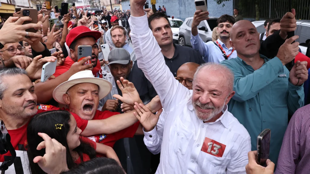 En histórica remontada, Brasil elige al obrero metalúrgico, Luiz Inácio Lula da Silva, para cuarto mandato presidencial…