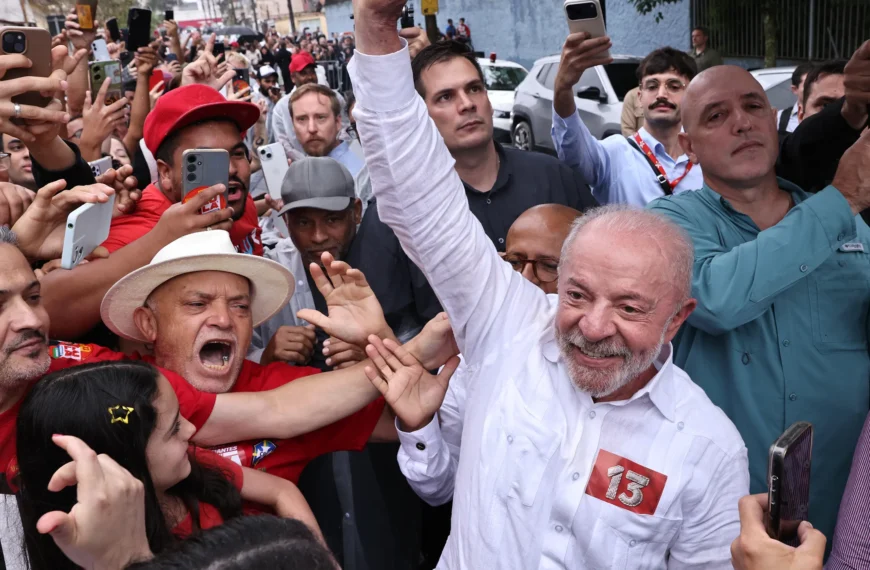 En histórica remontada, Brasil elige al obrero metalúrgico, Luiz Inácio Lula da Silva, para cuarto mandato presidencial…