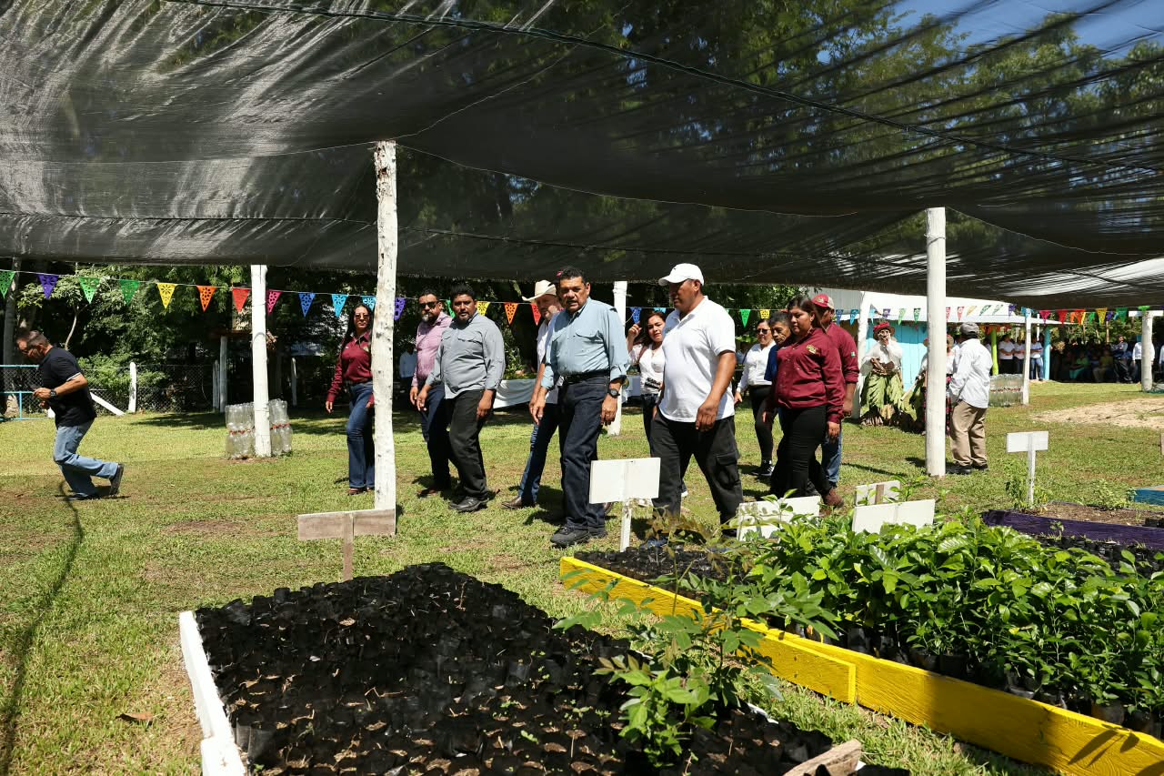 Javier May anuncia más obras carreteras y proyecto de turismo comunitario en Tenosique..