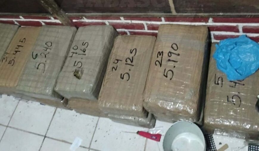 Aseguran 144 kilos de marihuana y dos de cocaína, así como armas y uniformes policiacos, en inmueble de Emiliano Zapata…