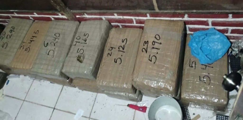 Aseguran 144 kilos de marihuana y dos de cocaína, así como armas y uniformes policiacos,…