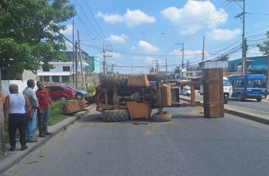 Retroexcavadora cae de tráiler y obstruye la carretera Villahermosa-La Isla
