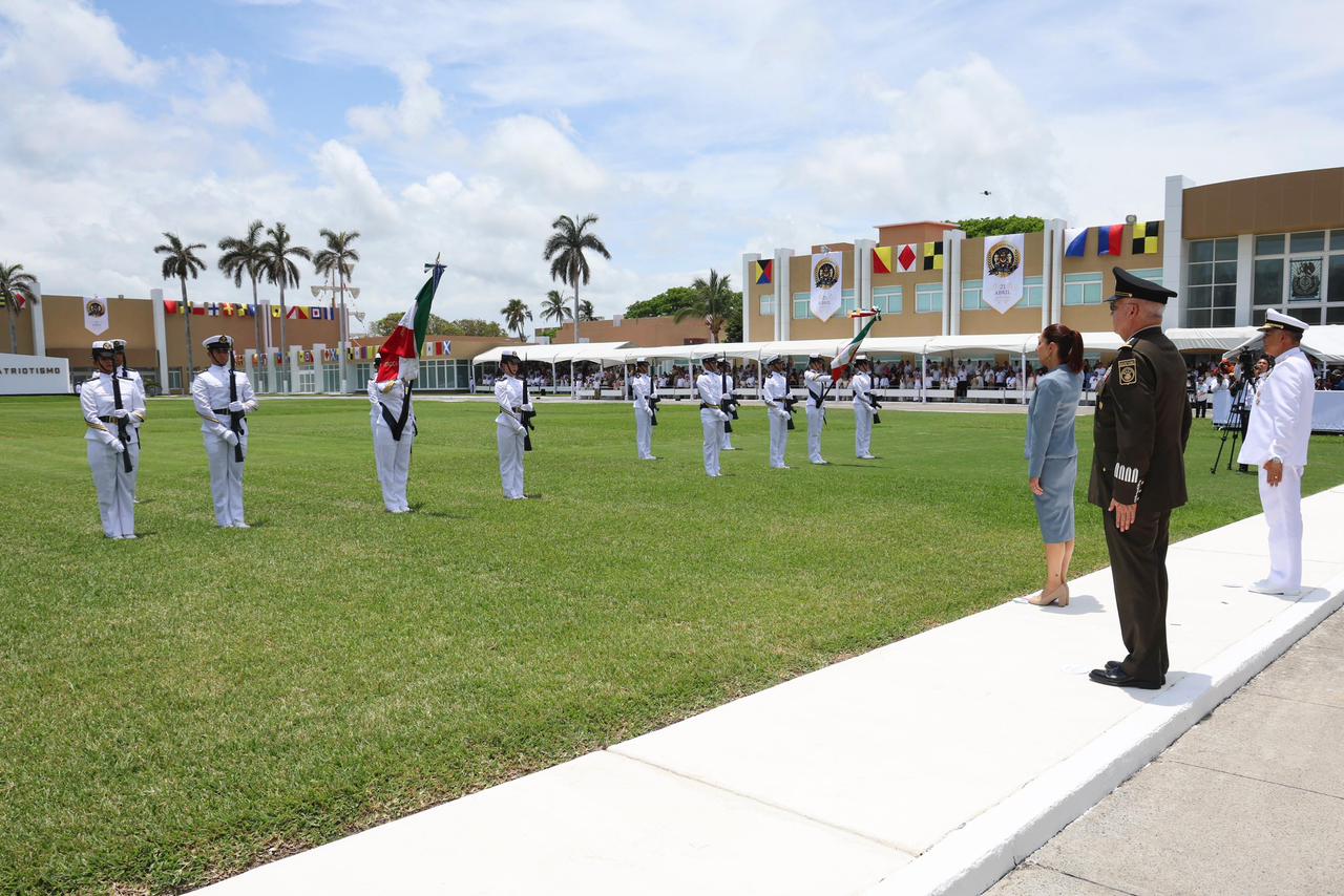 Claudia Sheinbaum encabeza Jura de Bandera de 419 cadetes navales en Veracruz