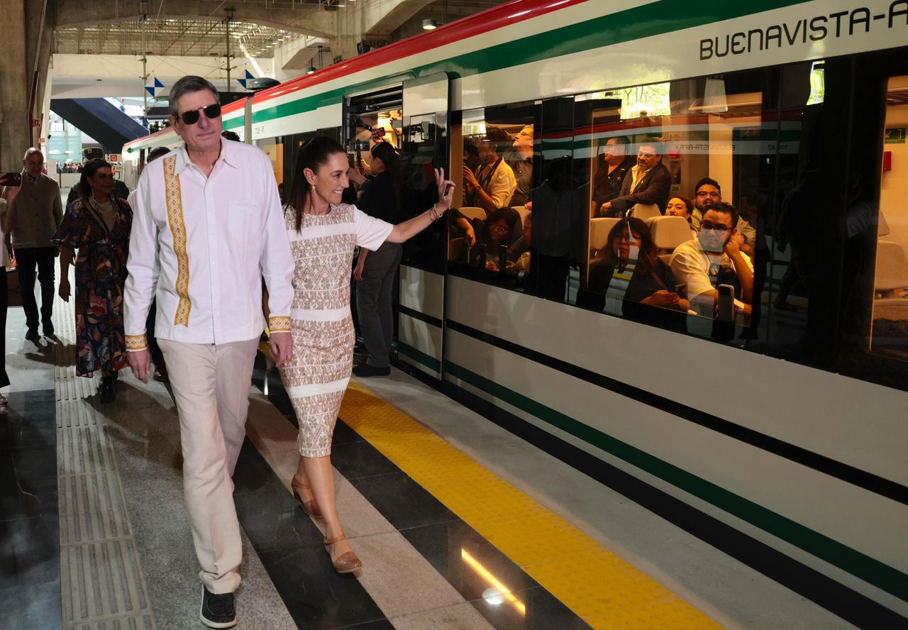 Sheinbaum inaugura tren suburbano que conectará al norte de la CDMX con el AIFA