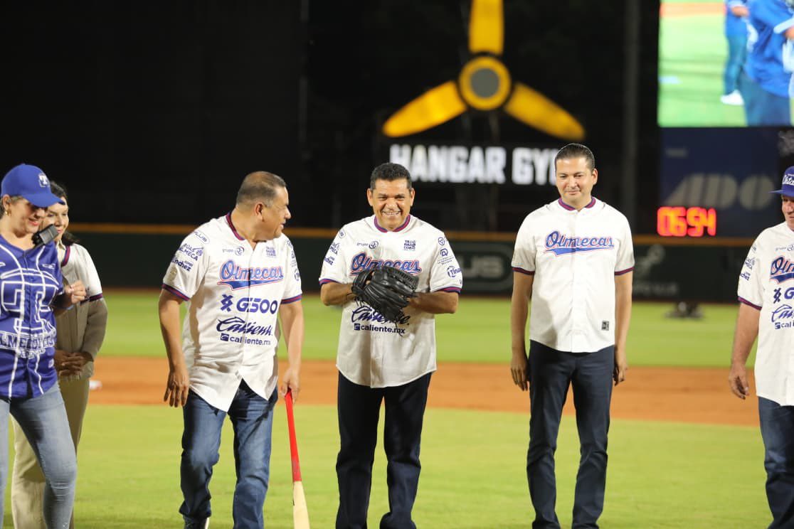 Arranca Olmecas temporada de béisbol 2026; Javier May lanza primera bola en el Centenario 27 de Febrero…
