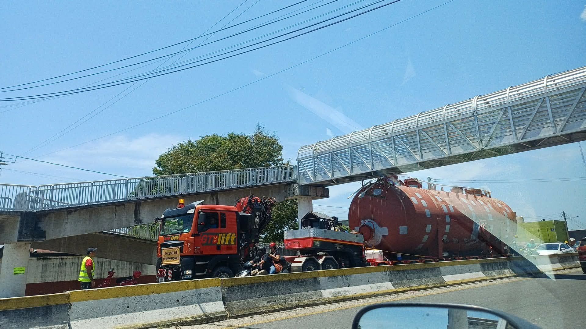 Tráiler queda atorado en puente peatonal de Quintín Arauz; provoca congestionamiento vial