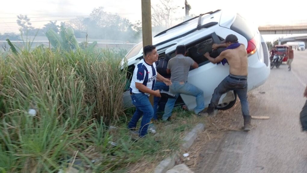 Pareja logra ponerse a salvo tras incendio de camioneta en la carretera Villahermosa–Cárdenas