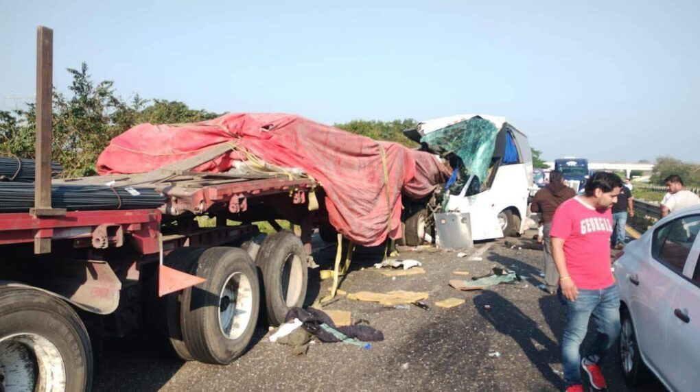 Choque entre autobús y tractocamión deja cuatro muertos y 13 lesionados en la autopista Isla–Acayucan