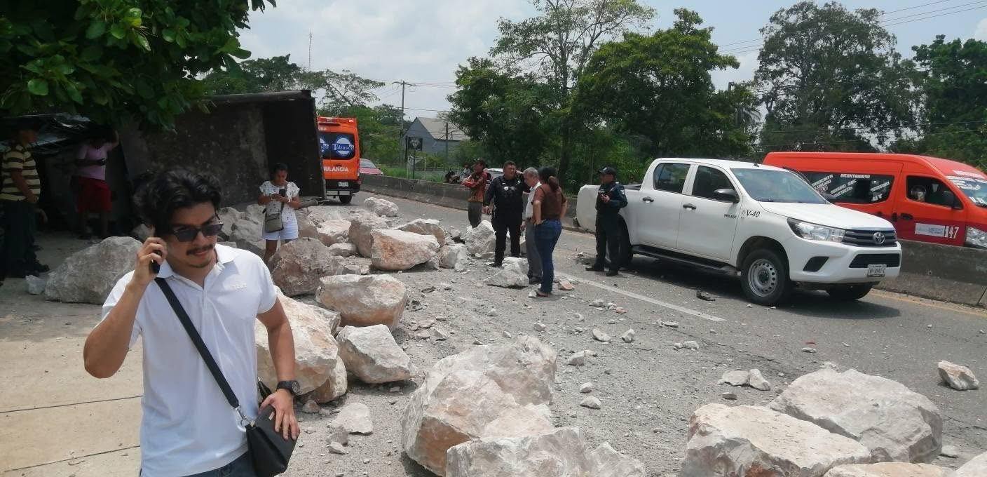 Volcadura de camión con piedras provoca choque y caos vial en Estanzuela