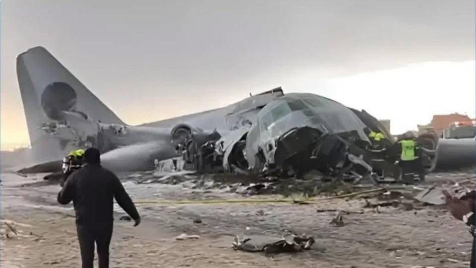 Avión militar se estrella en El Alto; reportan al menos 15 muertos