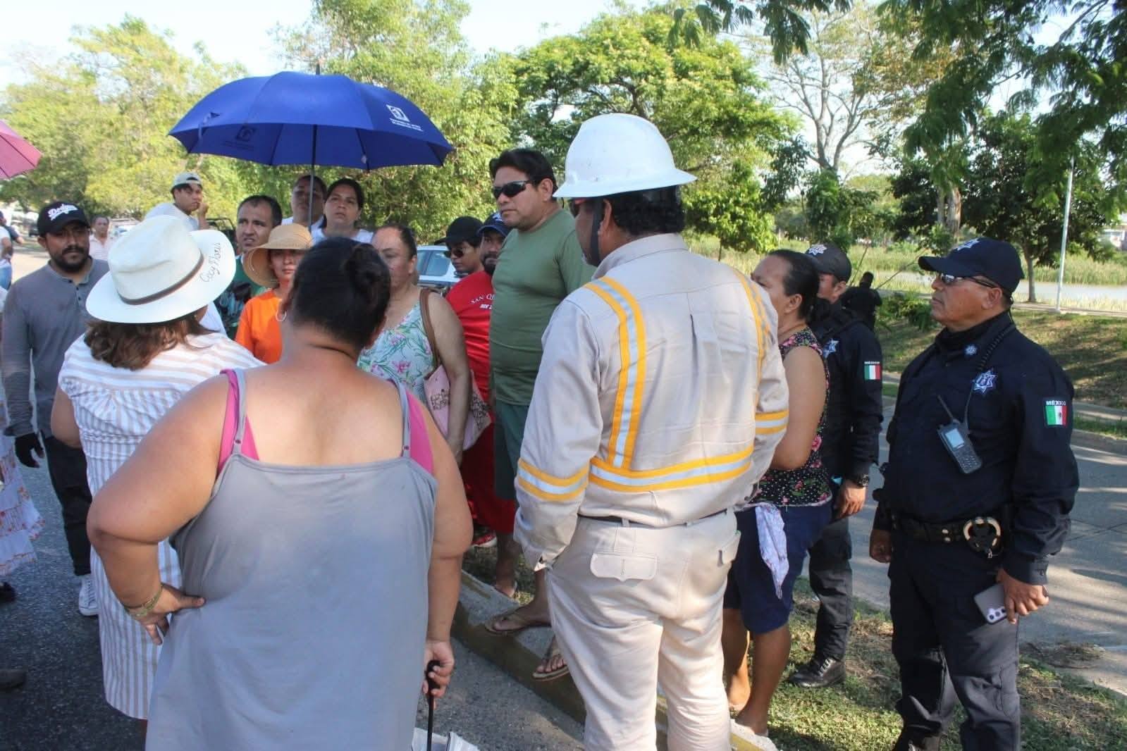 Vecinos bloquean avenida en Gaviotas Sur por falta de energía eléctrica