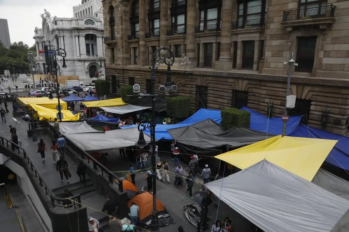 CNTE acusa represión tras bloqueo policial en marcha hacia el Zócalo capitalino