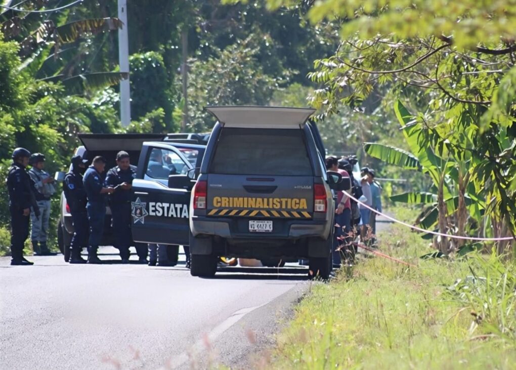Hallan a hombre ejecutado con narcomensaje en Plátano y Cacao 2ª Sección, Centro