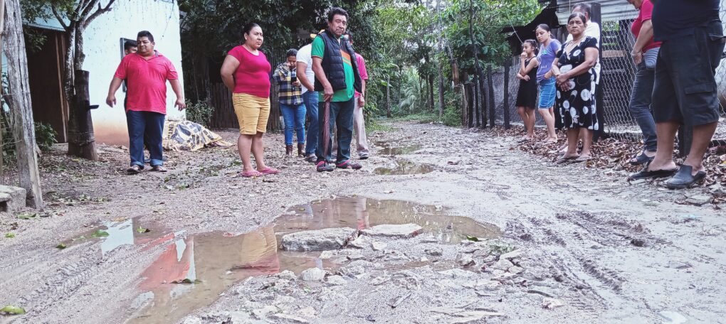Pobladores de La Ceiba reclaman a Yolanda Osuna atender abandono de 32 callejones